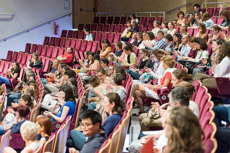 Participants dans une salle de conférence