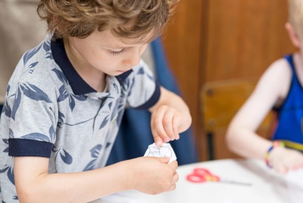 Enfants découpant des images