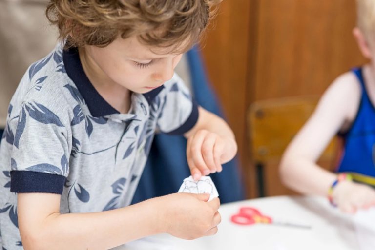 Enfants découpant des images