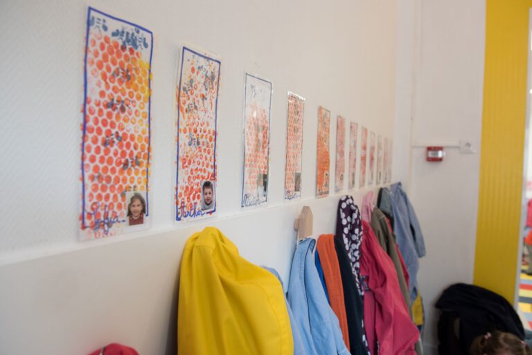Portes manteaux à l'école