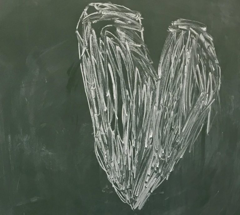 Coeur dessiné à la craie au tableau