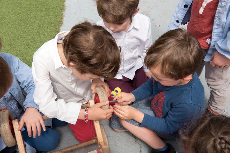 Enfant réparant une roue, ecole Montessori Issy, Vanves