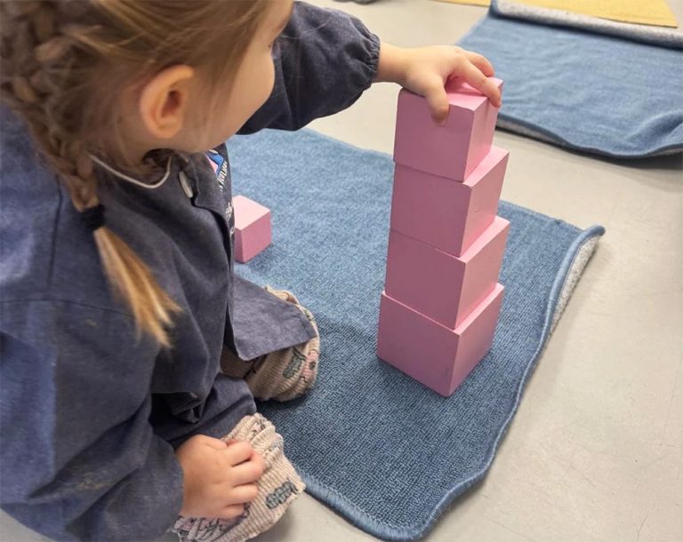 Enfants jouant avec des cubes