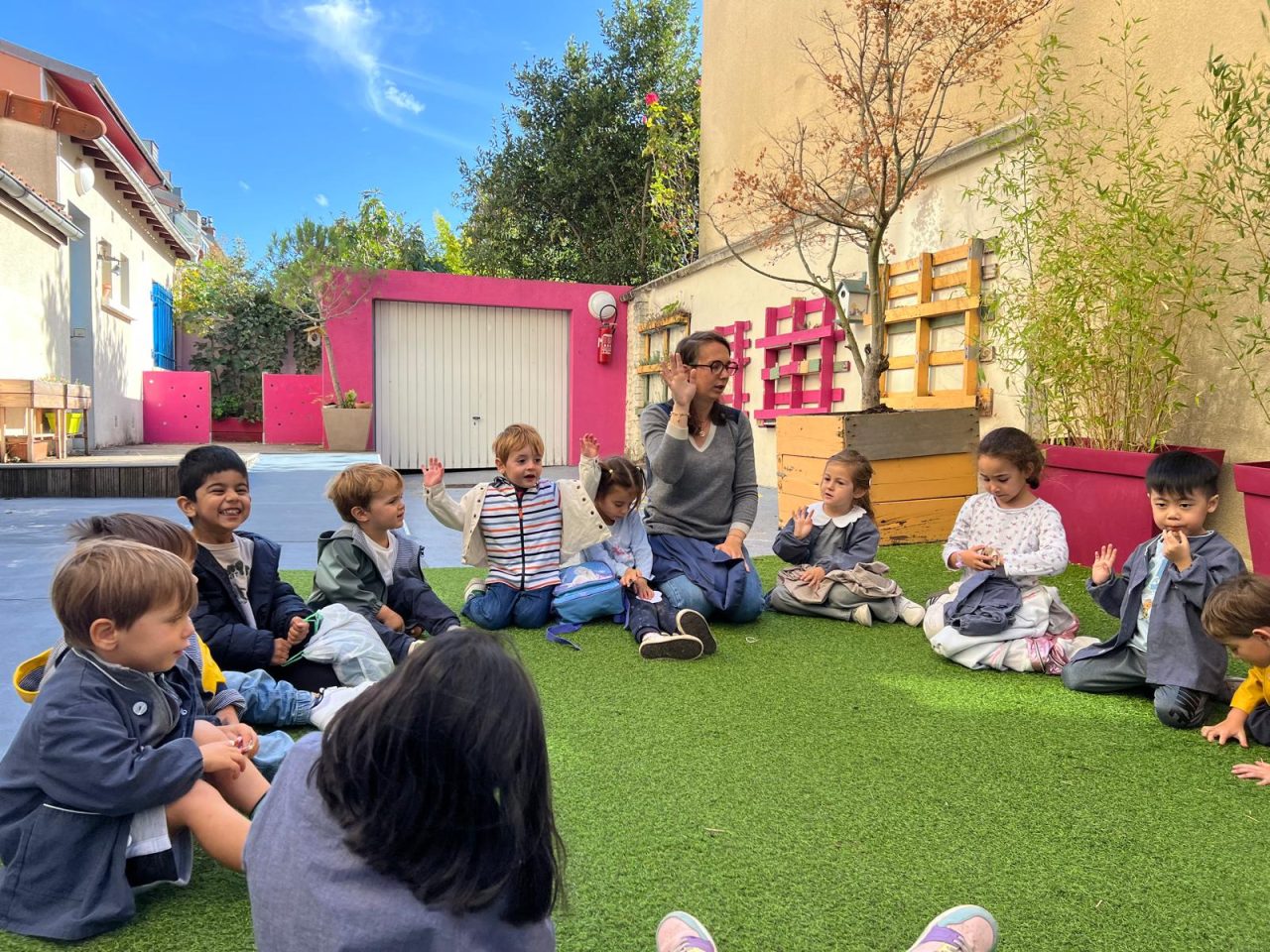 Enfants formant un cercle dans la cour