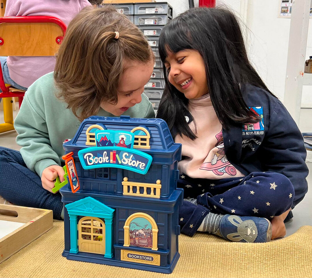 Deux enfants rigolant pendant une leçon d'anglais