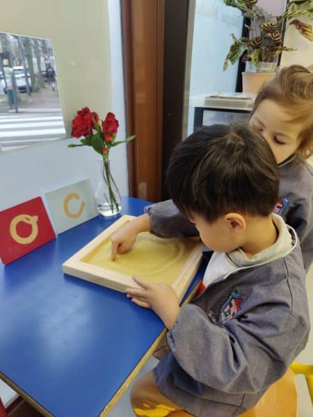 Découverte des lettres rugueuses Montessori