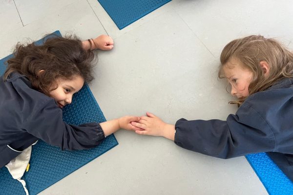 Expérience scientifique réalisée par un enfant