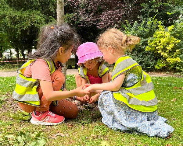 Enfants jouant au parc