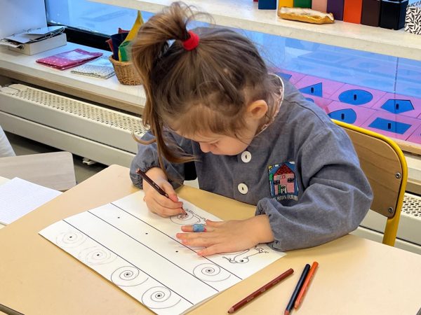 Jeux au sol sur la moquette de la classe