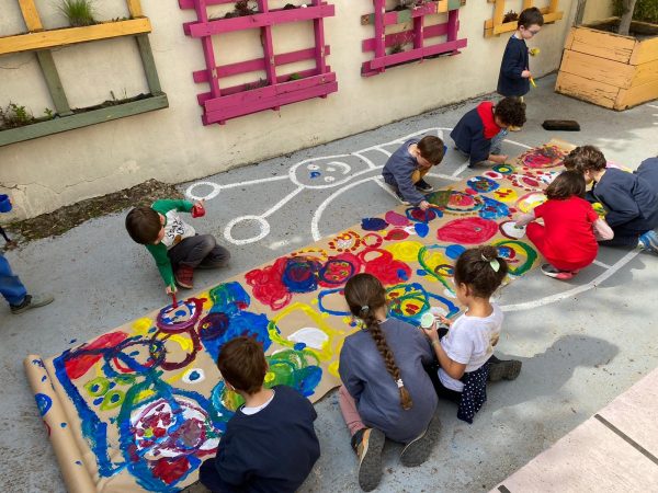 Matériel d’arts plastiques préparé pour les élèves