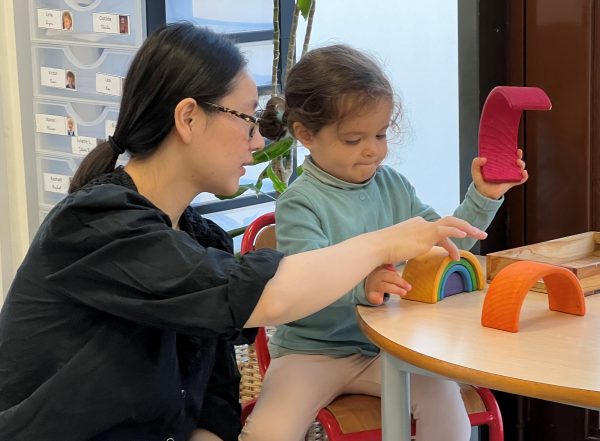 Portrait d’élève souriante en classe