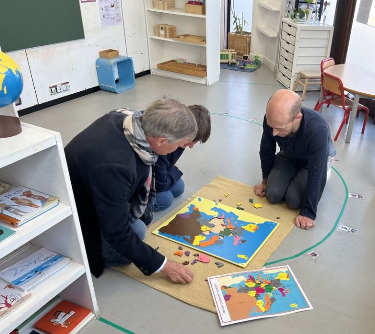 Enfant concentré sur une activité d’immersion en classe